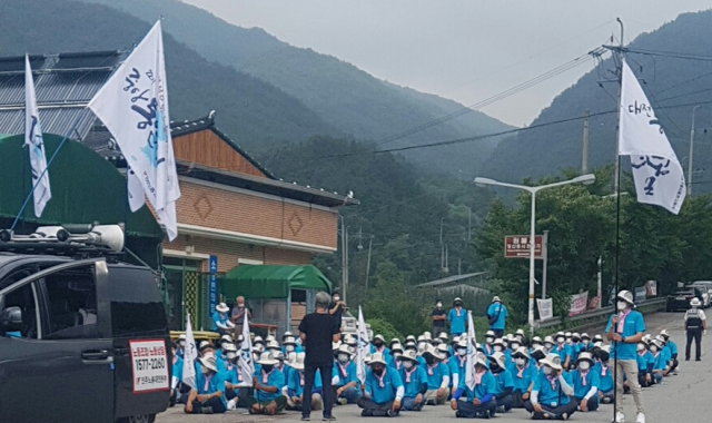 민주노총 통일선봉대가 성주 소성리 마을회관 앞에서 