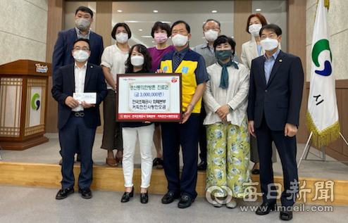 경북 경산시와 한국조폐공사 화폐본부, 민간봉사단체인 커피한잔사랑한모금이 10일 북한 이탈주민·다문화가정·가정위탁 아동 및 청소년들에게 경산동의한방촌 진료권 전달식을 가졌다.