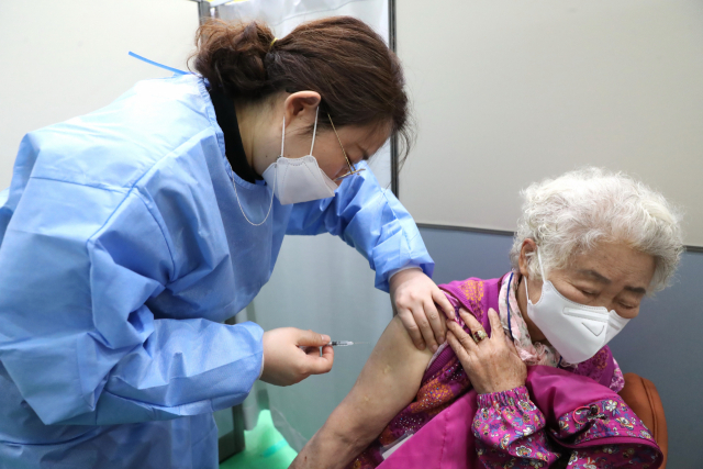 경북 의성군의 코로나19 백신 접종율이 전국 최고 수준을 기록하고 있는 가운데 한 어르신이 의성군 백신접종센터에서 백신을 맞고 있다. 의성군 제공