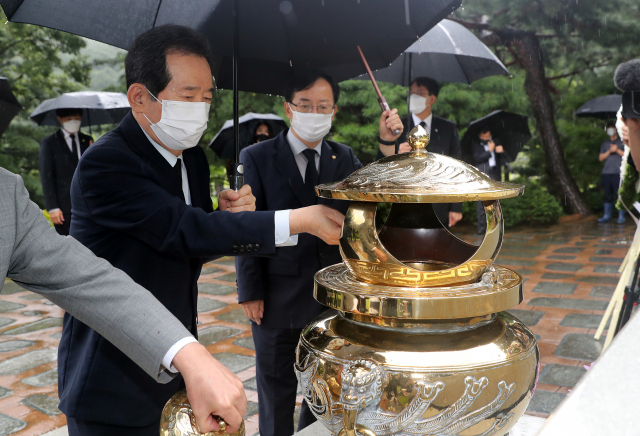 김대중 전 대통령 서거 12주기인 18일 서울 동작구 국립서울현충원 김 전 대통령 묘역에서 더불어민주당 대권주자인 정세균 전 국무총리가 분향하고 있다. 연합뉴스