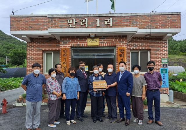 경북 의성군은 올해 산림청으로부터 안사면 만리1리 등 3개 마을이 산불 없는 녹색마을로 선정돼 현판식을 열었다. 의성군 제공