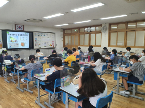 한국원자력환경공단이 원전주변지역 초등학생을 대상으로 진행하는 특강에 참여한 초등학생들이 방사선을 주제로 상상화를 그리고 있다. 한국원자력환경공단 제공