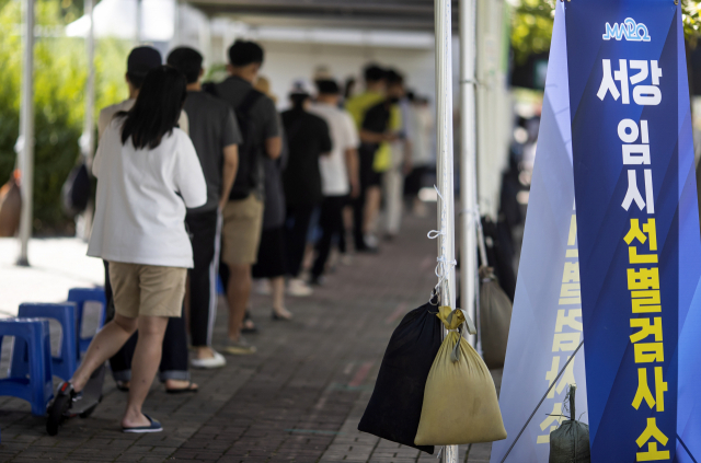 19일 오전 서울 마포구 서강대역사 광장 임시선별검사소에서 시민들이 검사를 받기 위해 대기하고 있다. 연합뉴스