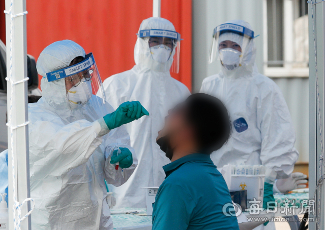 20일 오후 경주시 건천산업단지에 설치된 임시선별검사소에서 한 근로자가 코로나19 검사를 받고 있다. 우태욱 기자 woo@imaeil.com