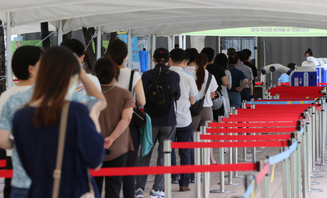 19일 오전 서울 서울시청 앞 임시선별검사소에서 시민들이 검사를 받기 위해 대기하고 있다. 연합뉴스