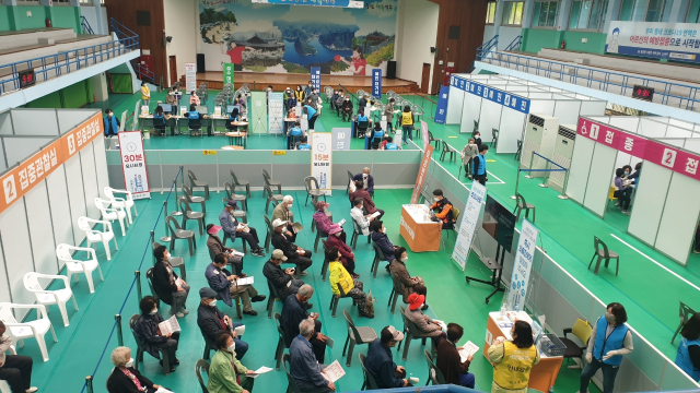 성주군 내 외국인 근로자들이 코로나19 이동 선별진료소에서 검사를 받기 위해 순서를 기다리고 있다. 성주군 제공