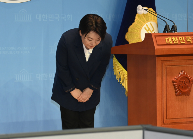 국민권익위원회의 부동산 전수조사에서 부친의 농지법 위반 의혹이 제기된 국민의힘 윤희숙 의원이 지난 2021년 8월 25일 소통관에서 의원직 사퇴 및 대선 불출마 기자회견을 한 뒤 인사하고 있다. 윤 의원은