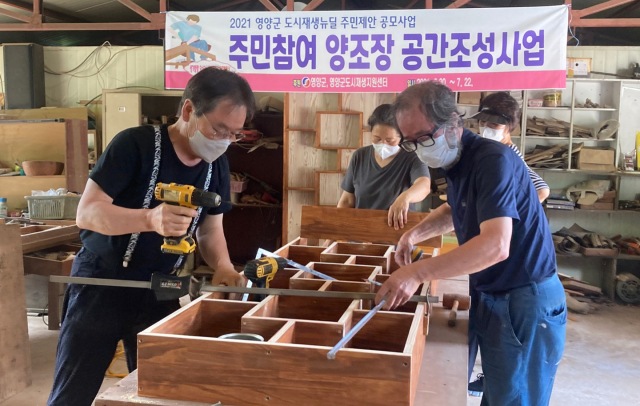 100년을 빚어온 영양 양조장에서 1일 주민제안공모사업에 참여한 주민들이 직접 만든 다양한 소품들이 전시, 양조장을 새롭게 탈바꿈시켰다. 영양군 제공