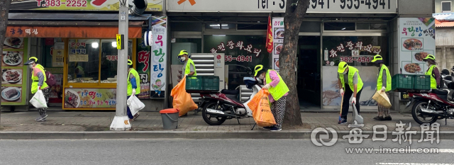 대구 노인 일자리 사업에 참여한 어르신들이 동네 환경정비를 하고 있다. 매일신문 DB