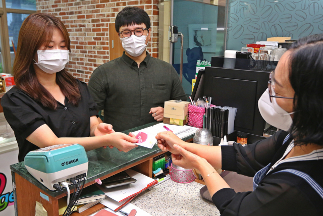 경주시청 내 매점을 찾은 한 시민이 경주페이로 결제를 하고 있다. 경주시 제공