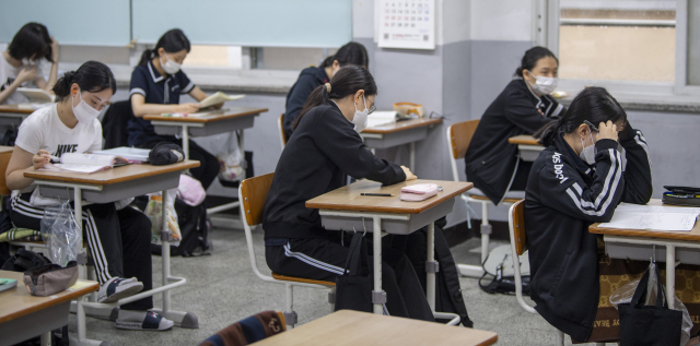 대입을 앞둔 수험생들에게 추석 연휴는 위기이자 기회다. 마음과 집중력이 흐트러질 수도 있지만 부족한 부분을 집중적으로 챙길 수 있는 시간이기도 하다. 지난 1일 2022학년도 9월 모의평가를 치르고 있는 대구 혜화여고 3학년 학생들 모습. 매일신문 DB