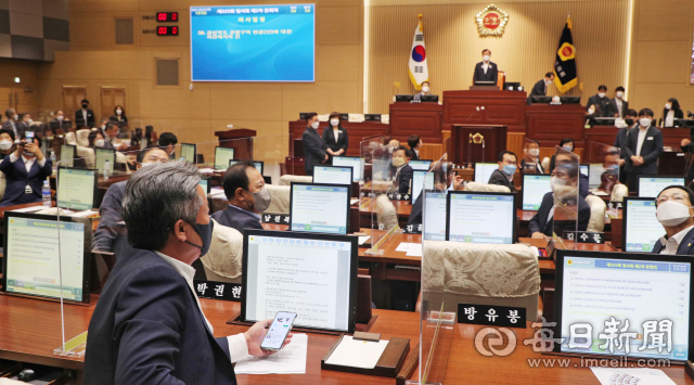 지난달 2일 안동 경북도의회에서 열린 제325회 임시회 2차 본회의에서 도의원들이 