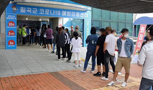 2일 오전 경북 칠곡군 교육문화회관에 마련된 코로나19 예방접종센터에서 베트남과 캄보디아 등 외국인 근로자들이 백신을 접종하기 위해 대기하고 있다. 매일신문DB