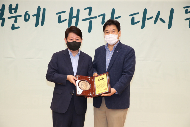 권영진 대구시장(왼쪽)이 1일 퇴임한 홍의락 경제부시장에게 감사패를 전달했다. 여야 간 