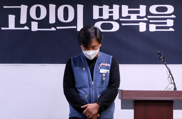 이석기의 통진당과 같은 계열인 경기동부연합이 장악한 것으로 알려진 택배노조의 과격한 행태가 영세 택배 대리점주의 죽음을 몰고 와 사회적 분노를 사고 있다. 사진은 극단적 선택을 한 택배 대리점주 사건과 관련 기자회견을 하고 있는 택배노조 간부. 매일신문DB