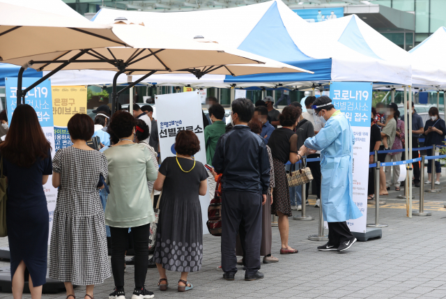 국내 신종 코로나바이러스 감염증(코로나19) 확산세가 이어지는 가운데 2일 오전 서울 은평구보건소 선별진료소에서 시민들이 검사를 받기 위해 줄을 서고 있다. 연합뉴스