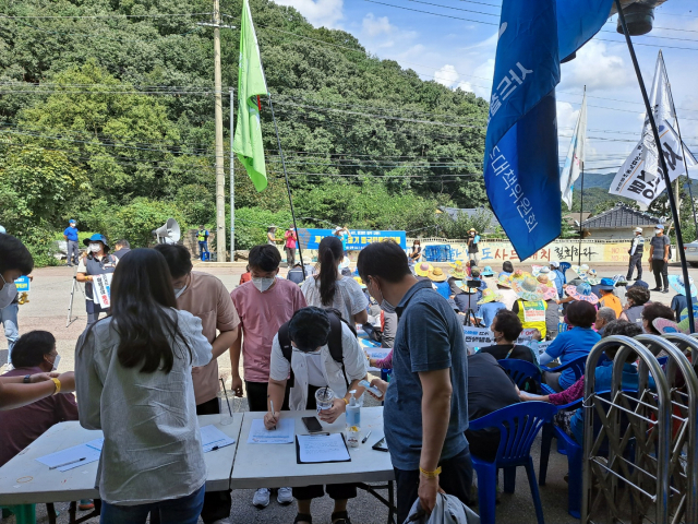 4일 성주군 초전면 소성리 마을회관 인근에서 성주군 공무원들이 사드 추가 배치 4년 문재인 정부 규탄 집회 참가자를 대상으로 발열 체크, 명부 작성 등을 하고 있다. 독자 제공