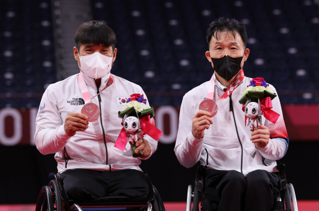 5일 일본 도쿄 요요기 국립경기장에서 열린 2020 도쿄 패럴림픽 배드민턴 남자 복식(WH2) 시상식에서 은메달을 목에 건 김정준(왼쪽), 이동섭이 포즈를 취하고 있다. 연합뉴스