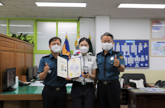 경북 의성경찰서 조정은(가운데) 순경은 경북경찰청으로부터 