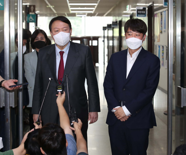 국민의힘 이준석 대표(오른쪽)와 국민의힘 대권주자인 윤석열 전 검찰총장이 6일 서울 여의도 국회 당대표실에서 비공개 면담을 마친 뒤 취재진의 질문에 답하고 있다. 연합뉴스