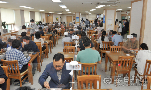 7일 대구 남구청 구내식당이 점심식사를 하는 공무원들로 붐비고 있다. 코로나19 확산세로 점심시간에 청사 밖 외출을 자제하며 구내식당 이용과 배달음식을 시켜 먹는 공무원들이 늘어나고 있다. 정운철 기자 woon@imaeil.com