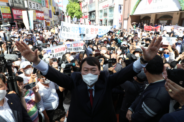 국민의힘 대권주자인 윤석열 전 검찰총장이 11일 오후 대구 중구 동성로를 찾아 지지자들을 향해 손을 흔들고 있다. 안성완 기자asw0727@imaeil.com