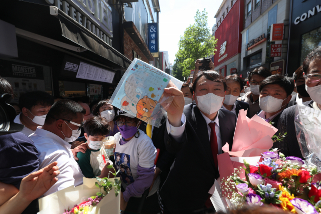 국민의힘 대권주자인 윤석열 전 검찰총장이 11일 오후 대구 중구 동성로를 찾아 어린이 지지자로부터 편지를 받고 있다. 안성완 기자 asw0727@imaeil.com