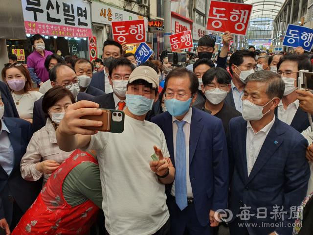 11일 포항 죽도시장을 찾은 홍준표 국민의힘 대선후보가 한 행인과 기념 셀카를 찍고 있다. 신동우 기자