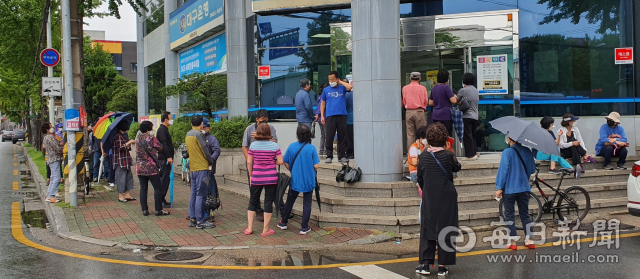 지난 7일 경북 포항시 상대동 대국은행 지점 앞에 시민들이 포항사랑상품권을 사기 위해 종일 장사진을 이뤘다. 김대호 기자