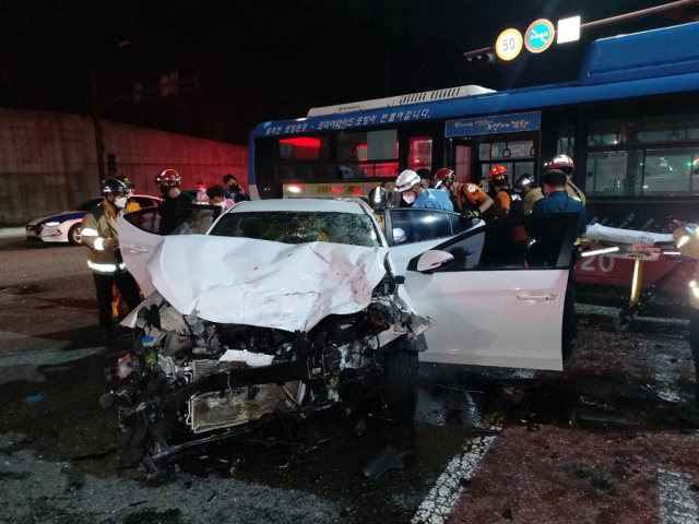 지난 10일 오후 포항시 북구 여남동 한 교차로에서 시내버스와 승용차가 충돌한 사고를 소방당국이 수습하고 있다. 포항북부소방서 제공.