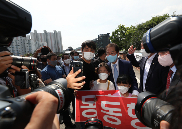 홍준표 국민의힘 대선 경선후보가 12일 오전 경북 구미 상모동에 위치한 박정희 전 대통령 생가를 찾았다. 이날 현장에는 홍준표 후보가 방문한다는 소식에 수많은 인파가 몰렸다. 안성완 기자asw0727@imaeil.com