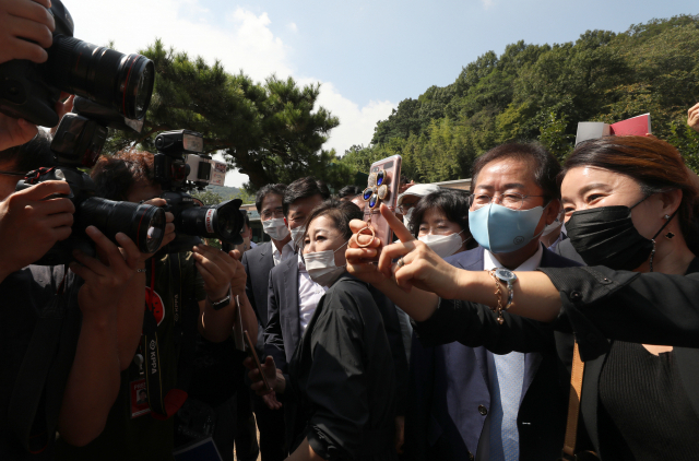 홍준표 국민의힘 대선 경선후보가 12일 오전 경북 구미 상모동에 위치한 박정희 전 대통령 생가를 찾았다. 이날 현장에는 홍준표 후보가 방문한다는 소식에 수많은 인파가 몰렸다. 안성완 기자asw0727@imaeil.com