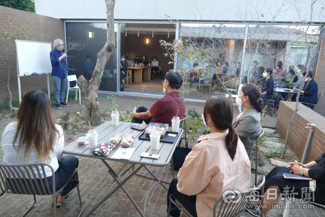 11일 오후 경북 경산시 하양읍 공간 물볕에서 승효상 건축가가 수도원 순례와 건축에 대한 이야기를 하고 있다. 김진만 기자