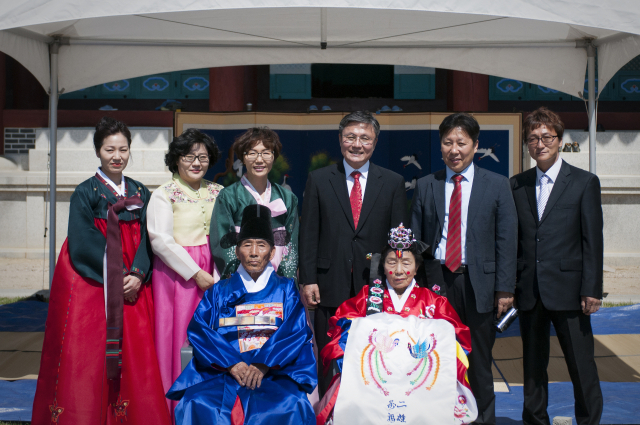 뒷줄 왼쪽부터 성미정, 윤심, 윤순, 윤환, 영환, 선환 씨 6남매. 앞줄 부친 성주식 씨와 모친 조춘희 씨. 6남매 제공.