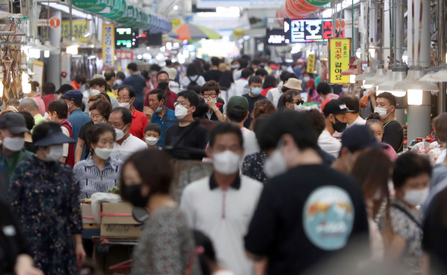 민족 최대 명절 추석을 9일 앞둔 12일 오후 경남 창원시 마산합포구 마산어시장을 찾은 시민이 제수 등을 준비하고 있다. 한 시장 상인은 