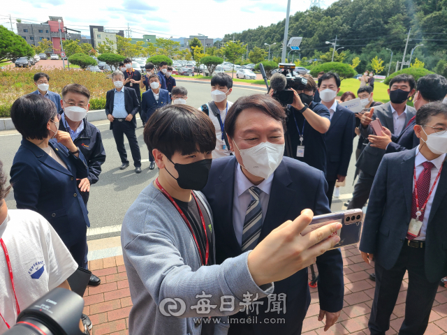 SK바이오사이언스 직원과 기념 촬영을 하고 있는 윤석열 국민의힘 대선 경선 후보의 모습. 김영진 기자