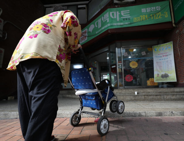 13일 오후 대구 수성구 용지아파트 상가 건물 출입구에 장애인을 위한 편의시설이 갖춰져 있지 않아 거동이 불편한 노인이 출입을 하는데 어려움을 겪고 있다. 안성완 기자 asw0727@imaeil.com