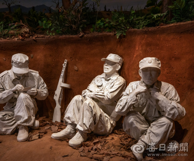 건빵 한 봉지 미숫가루 세 봉지, 3일치 식량으로 6일간 버티며 구조를 기다리는 학도병 모형. 김태형 선임기자 thk@imaeil.com