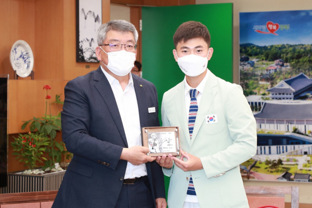 도쿄올림픽 양궁 금메달 2관왕을 차지한 김제덕 선수와 김학동 예천군수가 메달 획득 축하 기념 촬영하고 있다. 예천군 제공