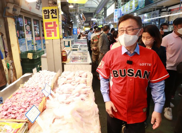 국민의힘 대선 주자인최재형 전 감사원장이 13일 부산 부전시장을 찾아 상인들과 인사를 나누고 있다. 연합뉴스