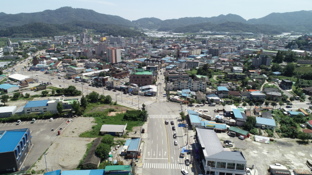 회전교차로 설치 예정인 성주군 성주읍 예산네거리. 4차로 도로와 2차로가 만나는데다, 직진방향도 서로 비켜있어 개선이 시급하다. 성주군 제공