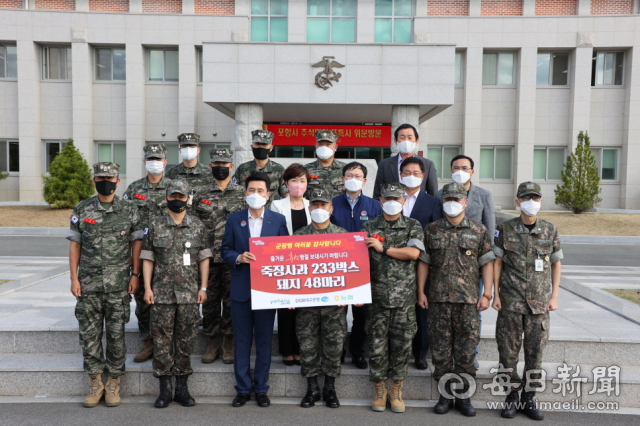 포항시가 태풍 피해 복구 등 지역 재난상황에 힘써 준 포특사 장병에게 피해지역 특산품 등으로 구성된 위문품을 전달하고 있다. 포항시 제공