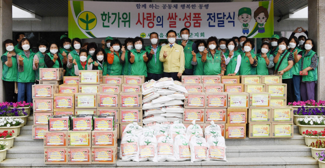 창녕군청 현관에서 한가위 사랑의 쌀과 성품을 전달하고 기념촬영을 했다. 창녕군 제공