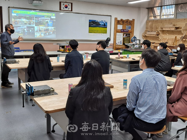 포항흥해공업고등학교는 교직원들의 소속감 향상과 능력 향상을 위해 주기적인 특강을 진행하고 있다. 사진은 신입교원을 대상으로 한 교육 모습. 포항흥해공고 제공