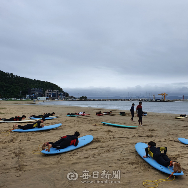 포항흥해공업고등학교는 바닷가 인근에 위치한 지리적 이점을 활용해 학생들에게 요트와 서핑 등의 여가 활동도 제공하고 있다. 포항흥해공고 제공