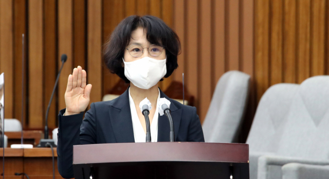 오경미 대법관 후보자가 15일 국회에서 열린 인사청문회에서 선서하고 있다. 연합뉴스