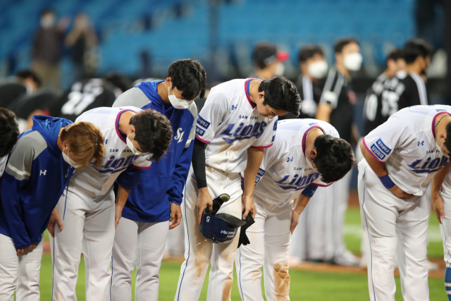 삼성라이온즈 선수들이 지난 14일 대구삼성라이온즈파크에서 열린 LG트윈스전을 3대3 무승부로 끝내고 관중들에게 인사를 전하고 있다. 삼성라이온즈 제공