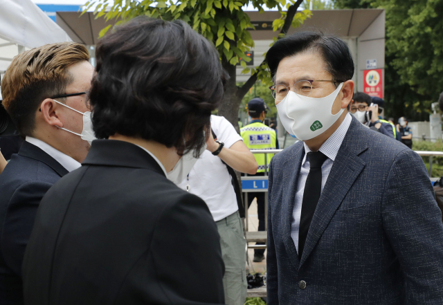 국민의힘 황교안 대선 경선 예비후보가 17일 서울 여의도 국회 앞에 마련된 자영업자 합동분향소를 찾아 헌화한 뒤 자영업자 비상대책위 관계자들과 대화하고 있다. 연합뉴스