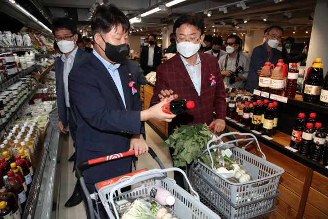 지난 15일 열린 대구경북상생장터 개장식에서 권영진 대구시장과 이철우 경북도지사가 나란히 장을 보고 있다. 대구시 제공