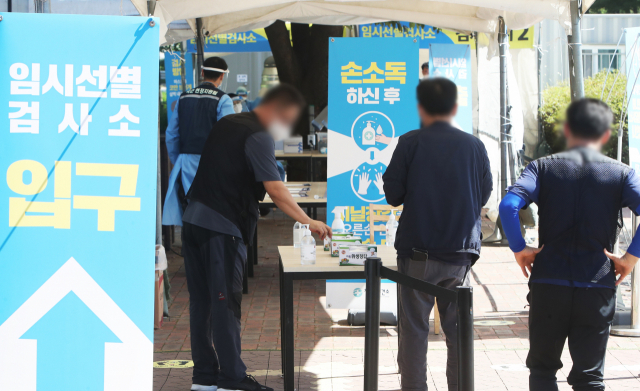 17일 오후 경기도 용인시 영동고속도로 용인휴게소 인천방향에 설치된 신종 코로나바이러스 감염증(코로나19) 임시선별검사소에서 시민들이 검사를 받고 있다. 이번 추석에는 고속도로 주요 휴게소 9곳에 임시선별검사소가 운영된다. 안성·이천·화성·용인·백양사·섬진강·함평천지·보성녹차·통도사 휴게소 등 9곳에서 이동 중에 편하게 진단검사를 받을 수 있다. 연합뉴스